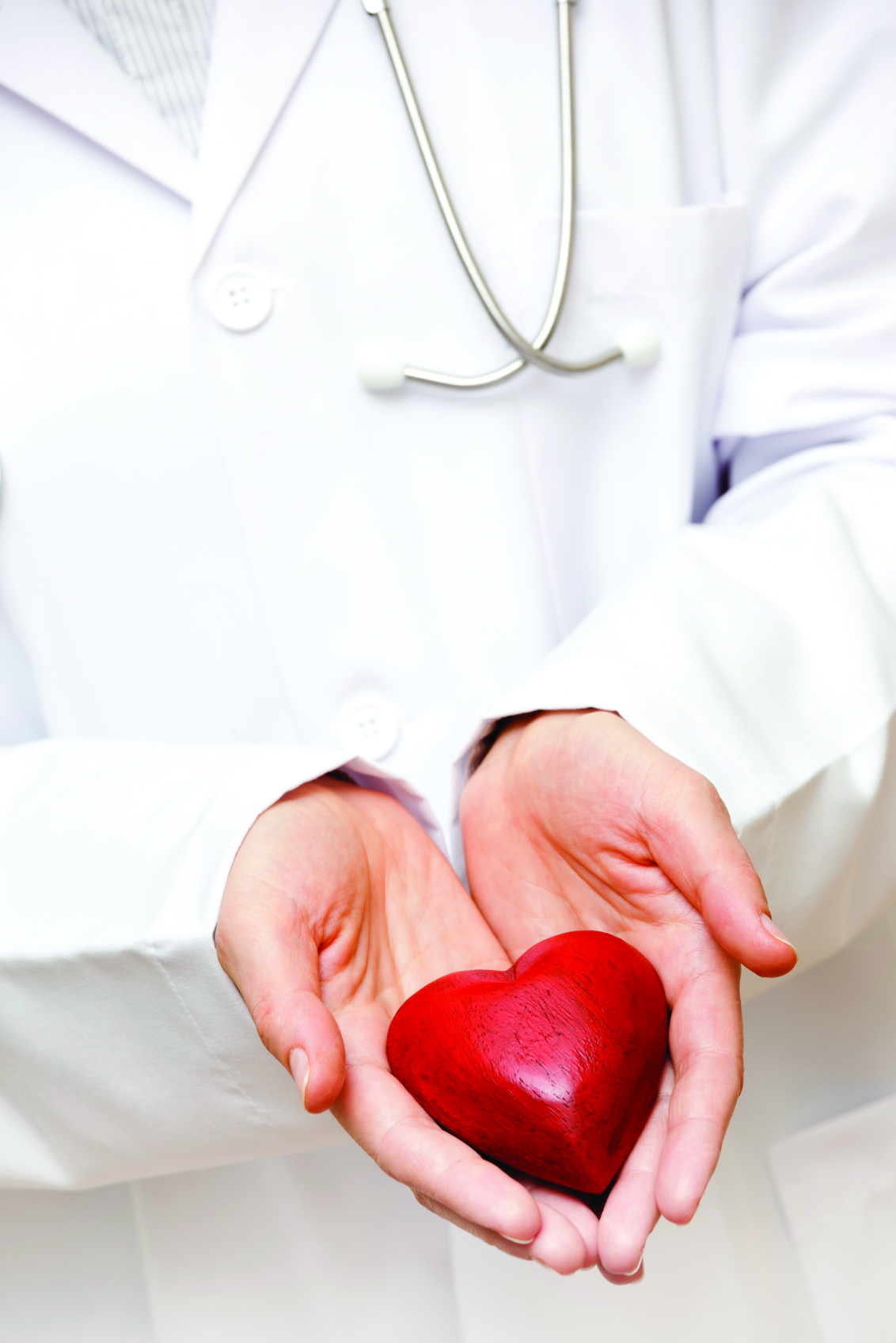 Сердце человека и доктор. Сердце в руках. Сердечно-сосудистые заболевания. Сердце медицина. Сердечно сосудистая патология.